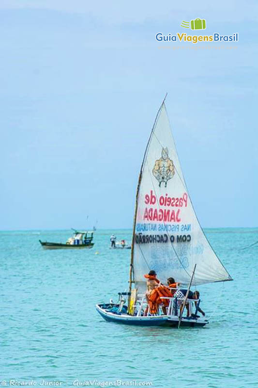 Imagem de turistas no barco a vela, um belo dia para velejar, em Maceió, Alagoas, Brasil.